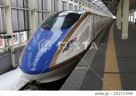 高崎駅に停車中の上越・北陸新幹線E7系 高崎駅に停車中の上越・北陸新幹線E7系 20251448