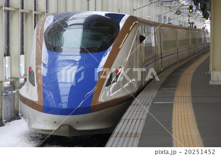 高崎駅に停車中の上越・北陸新幹線E7系 高崎駅に停車中の上越・北陸新幹線E7系 20251452
