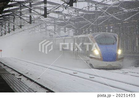 雪の高崎駅を通過する北陸新幹線E7系かがやき号 20251455