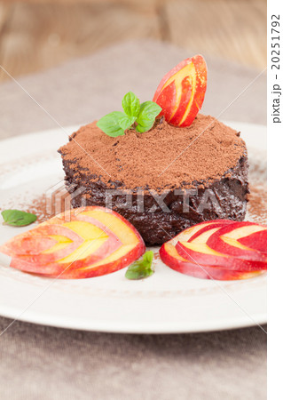 Raw vegan avocado chocolate mousse with nectarine 20251792