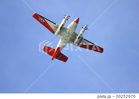 テキサスの美しい青空を飛行する米海軍のT-44Aペガサス練習機 テキサスの美しい青空を飛行する米海軍のT-44Aペガサス練習機 20252070