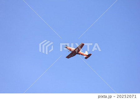 テキサスの美しい青空を飛行する米海軍のT-6BテキサンⅡ練習機 20252071