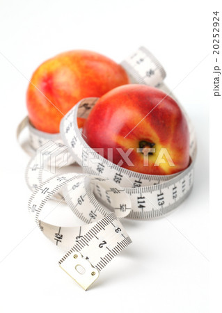 Tape measure and nectarines 20252924