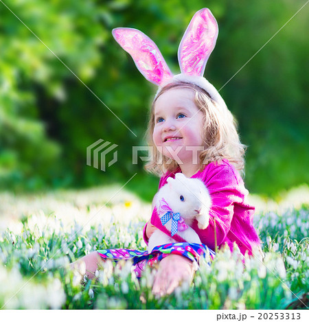 Little girl playing with a rabbit 20253313