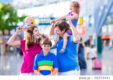 Family with kids at airport 20253441