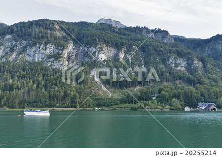 Alpine lake Mondsee autumn landscape, Austria Alpine lake Mondsee autumn landscape, Austria 20255214