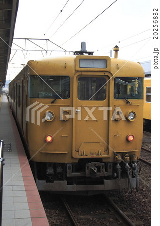 濃黄色の山陽本線115系電車（山口地区） 20256832