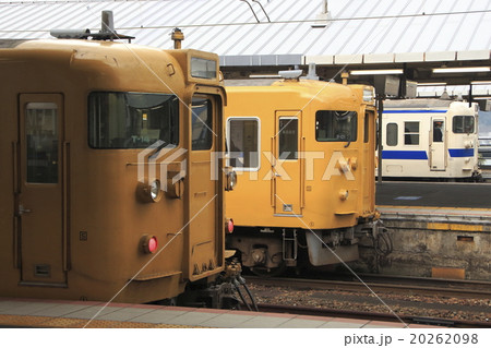 山陽本線：小倉行き列車の並び（下関駅） 20262098