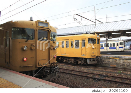山陽本線:小倉行き列車の並び(下関駅) 山陽本線:小倉行き列車の並び(下関駅) 20262100