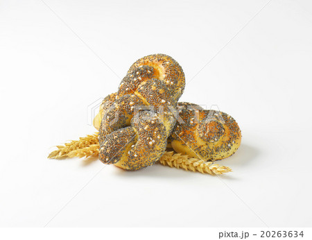 Braided poppy seed bread rolls 20263634