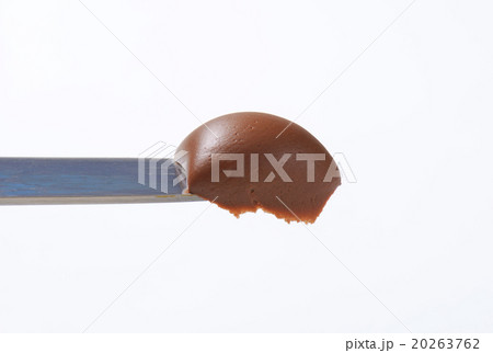 chocolate spread on knife 20263762