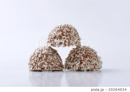 Chocolate coconut truffles 20264034