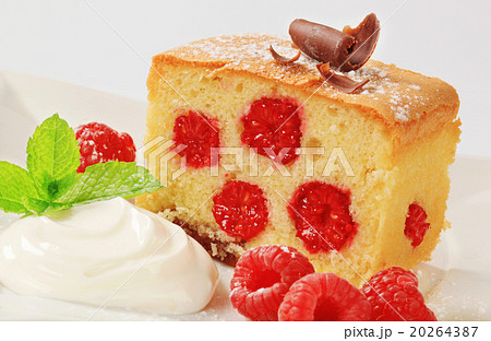 Raspberry sponge cake 20264387