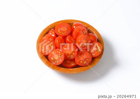 Halved cherry tomatoes Halved cherry tomatoes 20264971