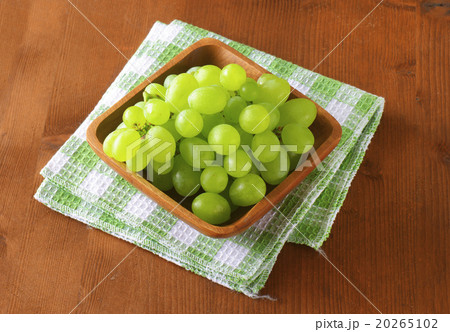 Fresh white grapes 20265102