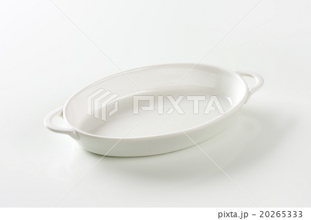 Oval white ceramic dish 20265333