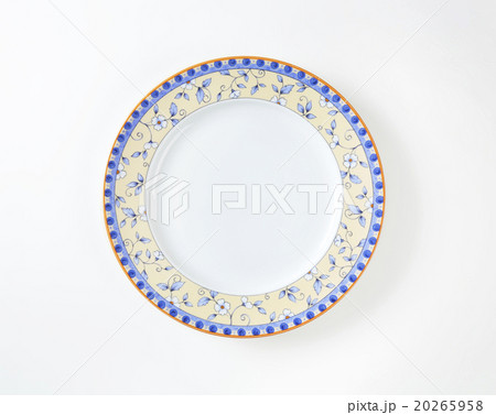 Dinner plate with subtle flower design on the rim 20265958