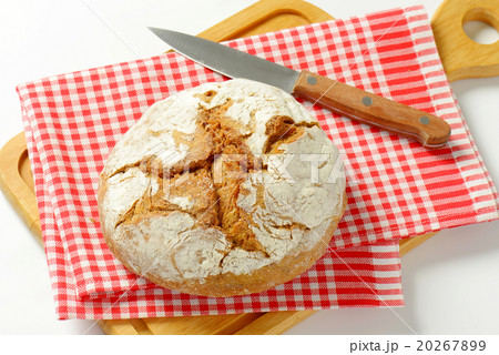 Crusty round loaf of bread 20267899