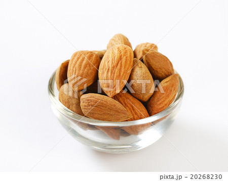 bowl of almonds 20268230