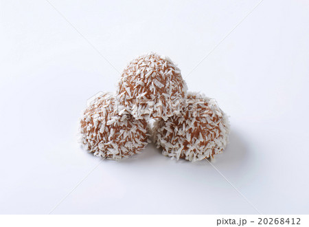 Chocolate coconut truffles 20268412