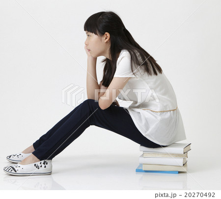 profile of girl sitting 20270492