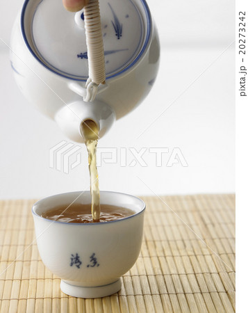 お茶 コップ 注ぐの写真素材