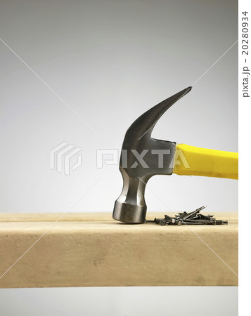 hammer and nails 20280934