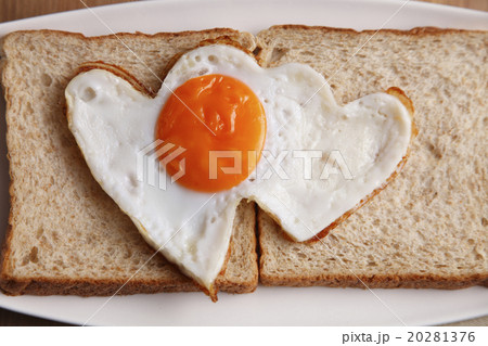 love shape fried egg 20281376