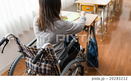 車いすの高校生 車いすの高校生 20283212