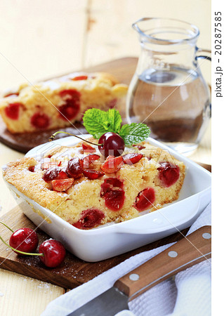 Cherry sponge cake 20287585
