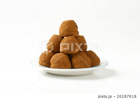 Cocoa dusted chocolate truffles 20287618