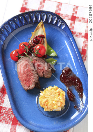 Roast beef with scrambled eggs and plum sauce Roast beef with scrambled eggs and plum sauce 20287694