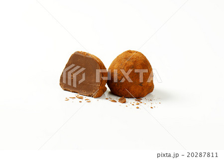Cocoa dusted chocolate truffles 20287811
