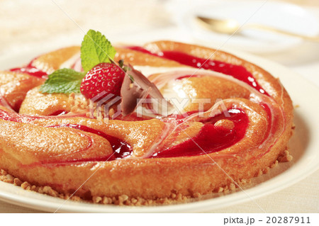Cheese and strawberry sponge cake 20287911