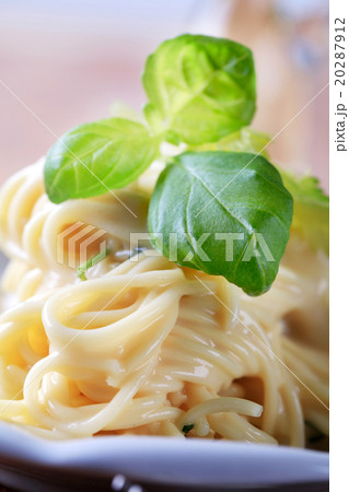 Spaghetti with cheese sauce 20287912