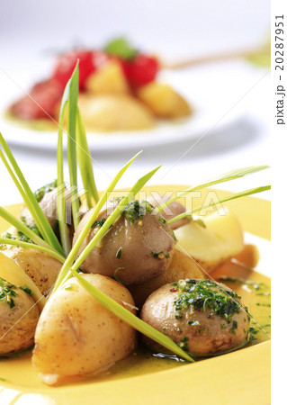 Vegetarian potato and mushroom dish 20287951