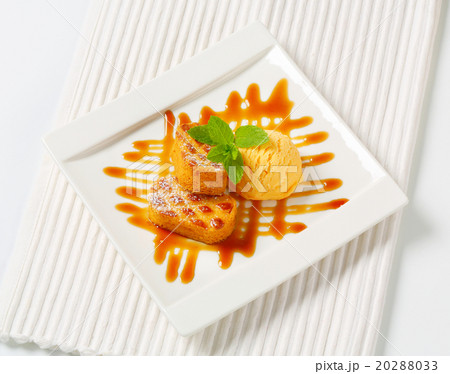 Small Dutch cakes with ice cream and drizzle sauce 20288033