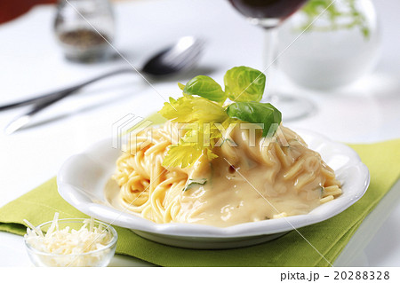 Spaghetti and creamy sauce 20288328