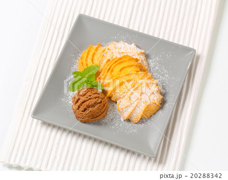 Vanilla Spritz cookies with ice cream 20288342