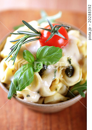 Tortellini with pesto and sauce 20288392