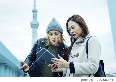 海外の友人と遊園地で楽しむ女性 海外の友人と遊園地で楽しむ女性 20288774