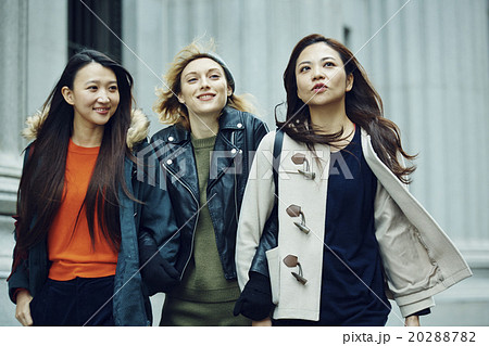 海外の友人と東京を観光する女性 20288782