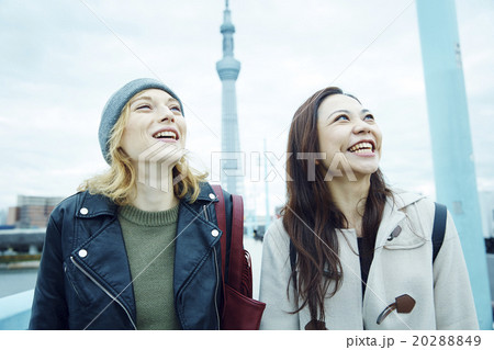 東京を観光する外国人女性と日本人女性 東京を観光する外国人女性と日本人女性 20288849
