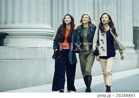 東京を観光する外国人女性と日本人女性 東京を観光する外国人女性と日本人女性 20288865