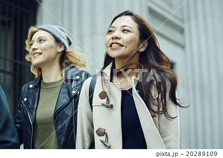東京を観光する外国人女性と日本人女性 20289109
