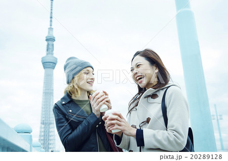 東京を観光する外国人女性と日本人女性 20289128