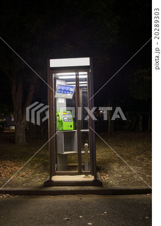 夜の公衆電話ボックスの写真素材 2303