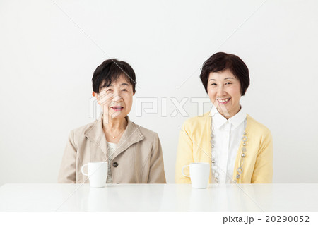 ミドル・シニア女性 親子 ミドル・シニア女性 親子 20290052