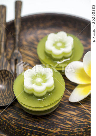 Thai dessert, pandan Jelly serve on palm wood dish Thai dessert, pandan Jelly serve on palm wood dish 20290388