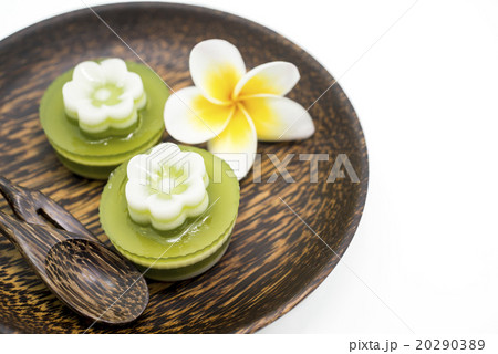 Thai dessert, pandan Jelly serve on palm wood dish Thai dessert, pandan Jelly serve on palm wood dish 20290389